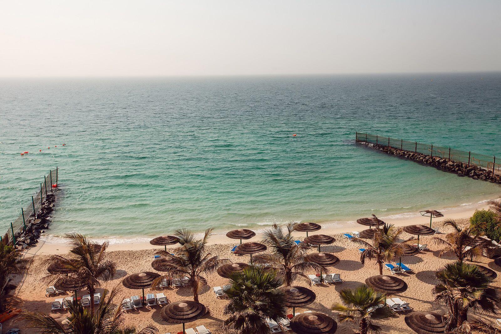 منتجع وسبا صحارى بيتش الشارقة المظهر الخارجي الصورة The beach at the Kempinski Hotel, Muscat
