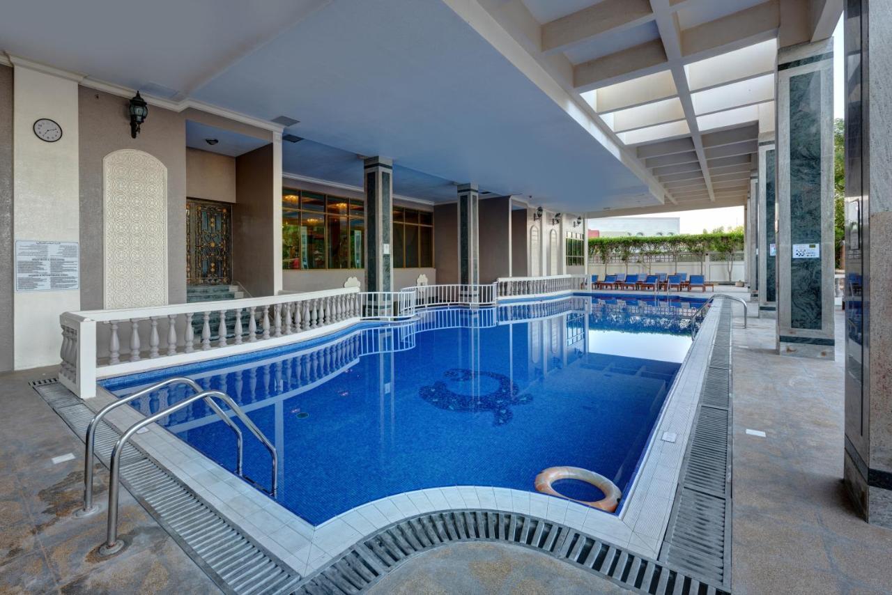 منتجع وسبا صحارى بيتش الشارقة المظهر الخارجي الصورة Swimming pool at the hotel