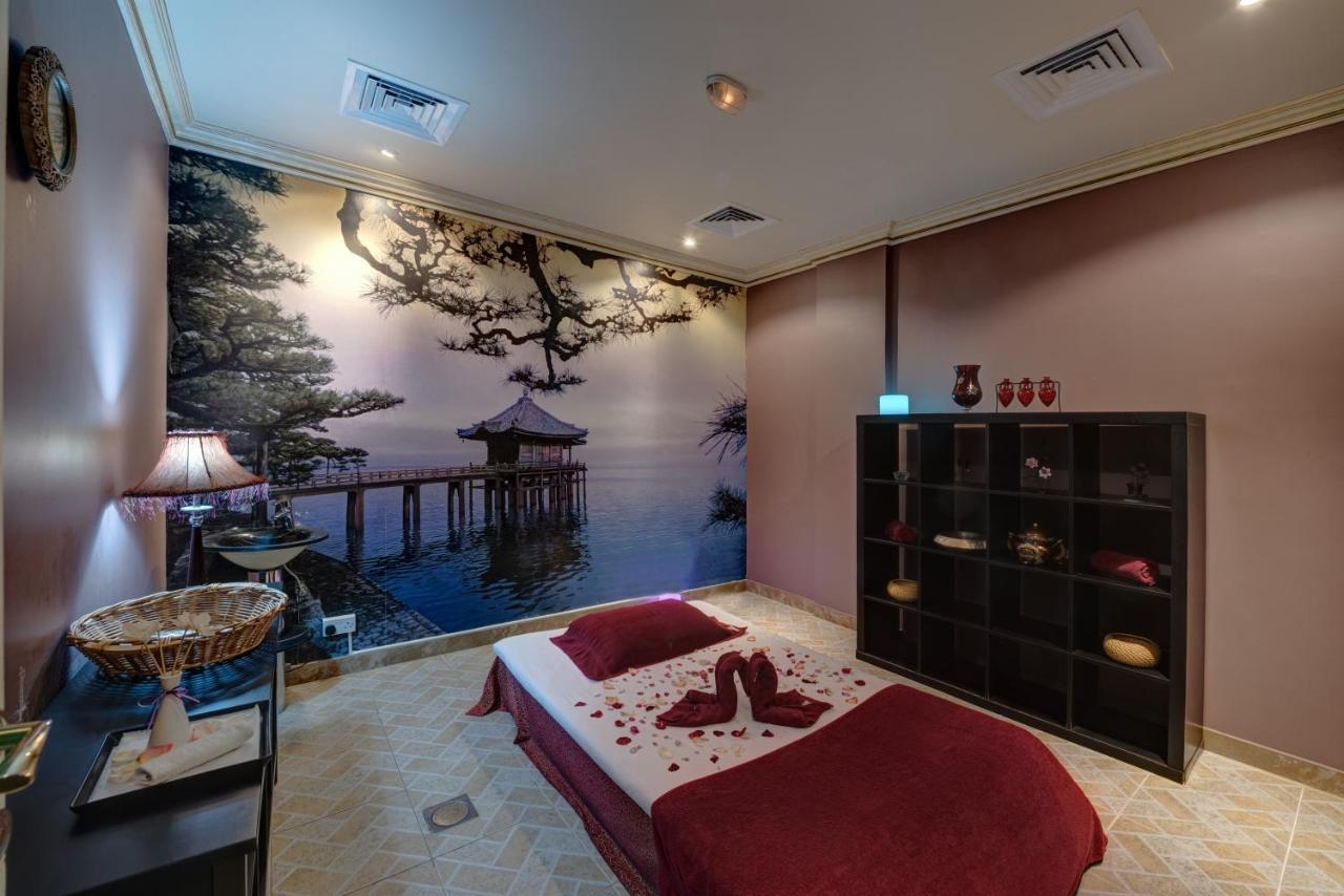منتجع وسبا صحارى بيتش الشارقة المظهر الخارجي الصورة A massage room at a spa