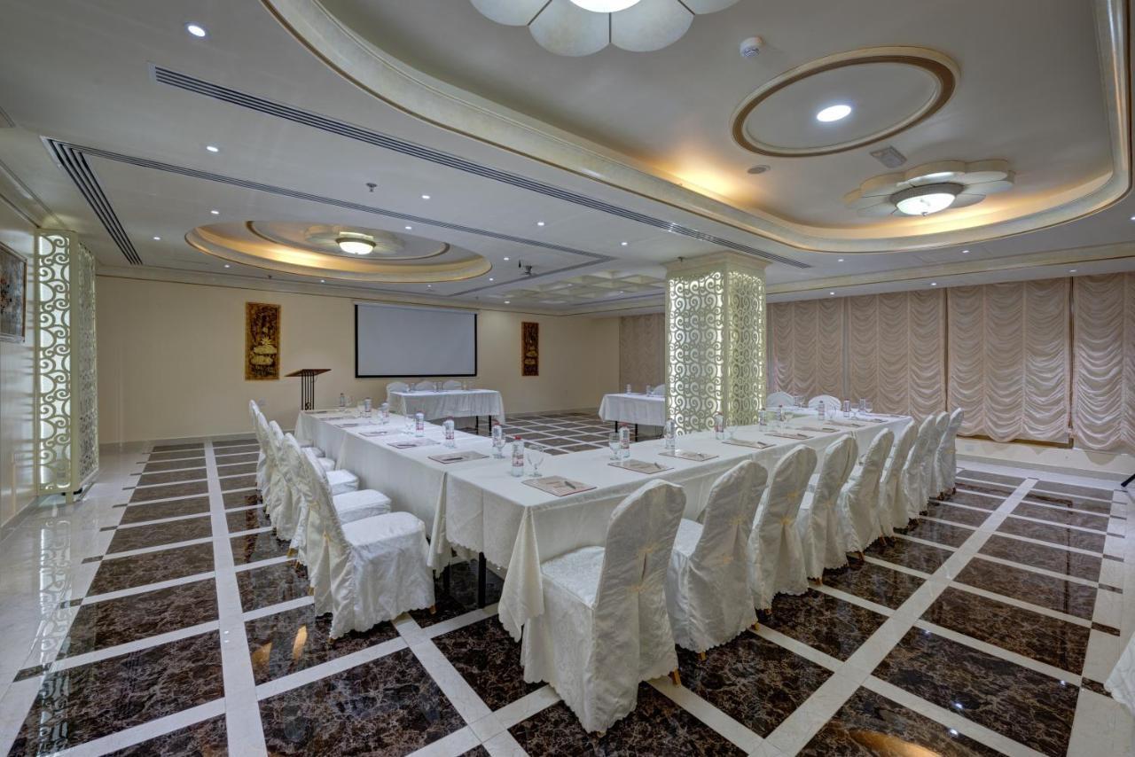 منتجع وسبا صحارى بيتش الشارقة المظهر الخارجي الصورة Meeting room at the hotel