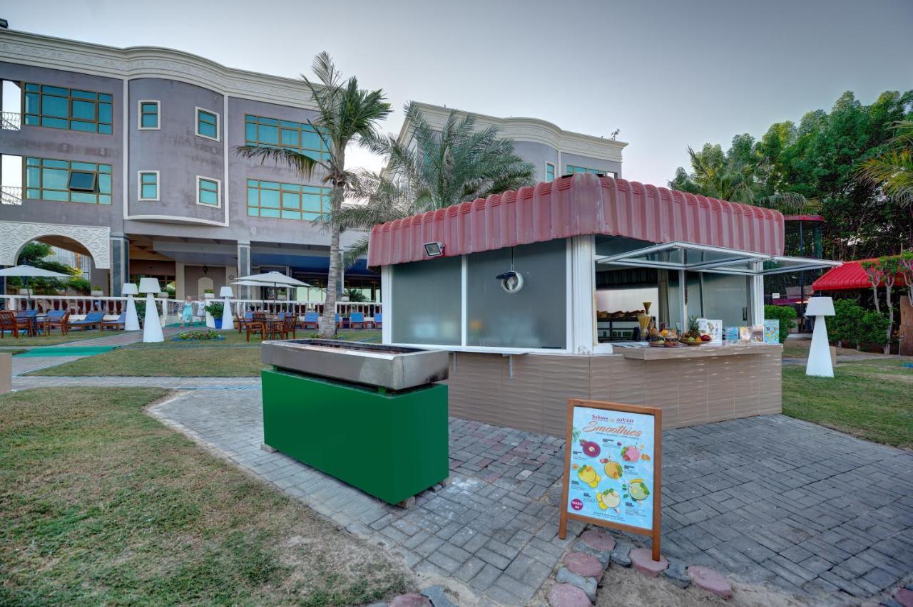 منتجع وسبا صحارى بيتش الشارقة المظهر الخارجي الصورة The swimming pool at the hotel