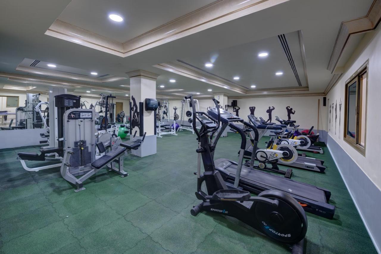 منتجع وسبا صحارى بيتش الشارقة المظهر الخارجي الصورة The gym at the hotel