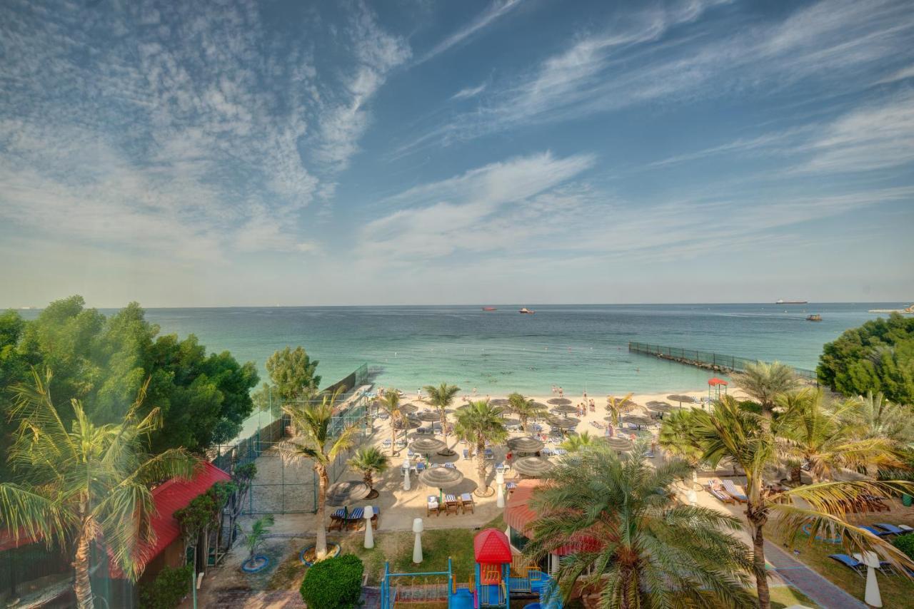 منتجع وسبا صحارى بيتش الشارقة المظهر الخارجي الصورة The beach at Jumeirah Rotana