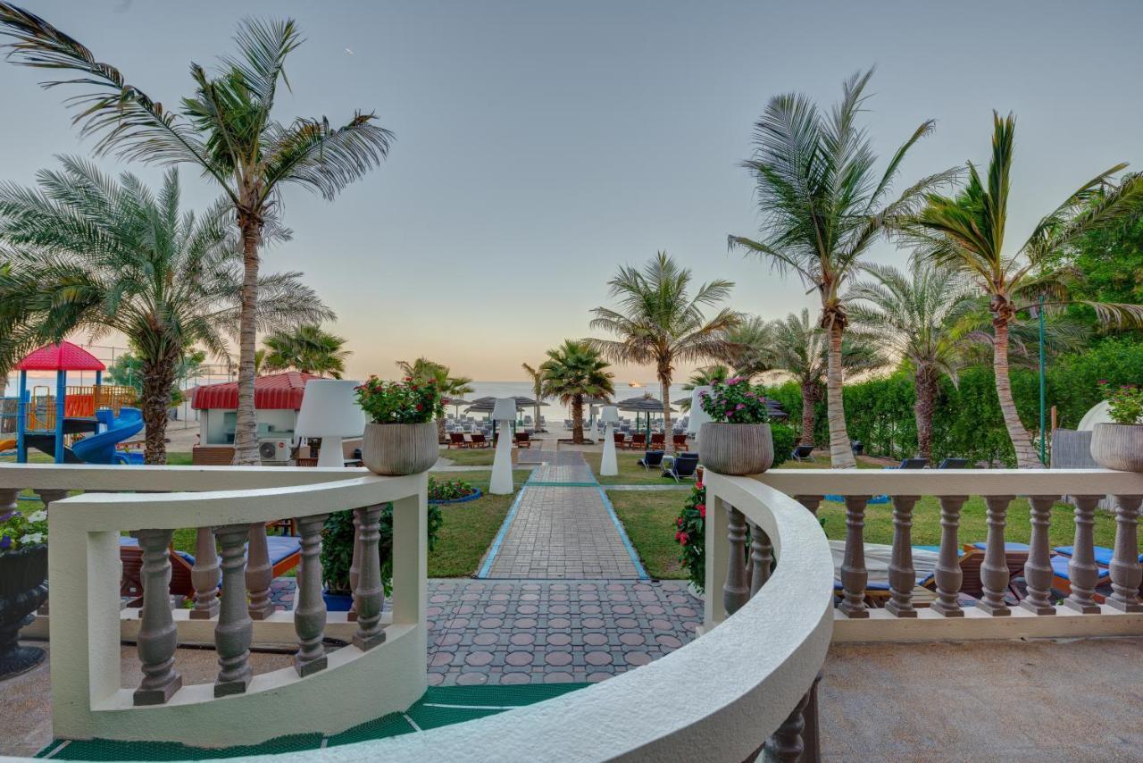 منتجع وسبا صحارى بيتش الشارقة المظهر الخارجي الصورة The beach at the resort