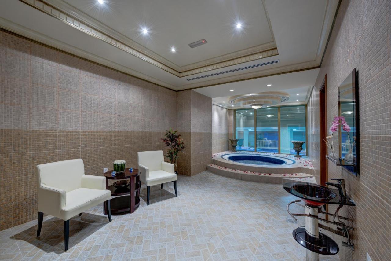 منتجع وسبا صحارى بيتش الشارقة المظهر الخارجي الصورة A modern bathroom