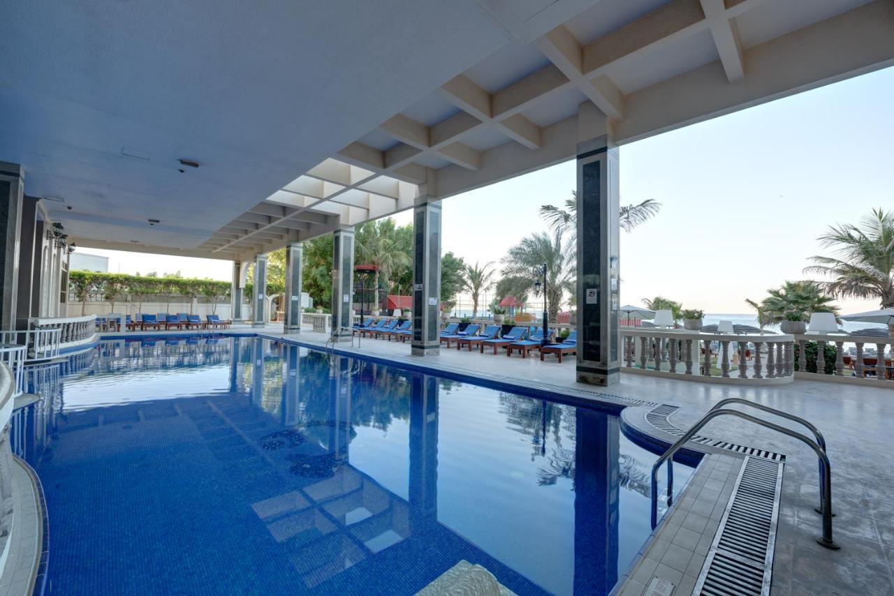 منتجع وسبا صحارى بيتش الشارقة المظهر الخارجي الصورة The pool at the hotel